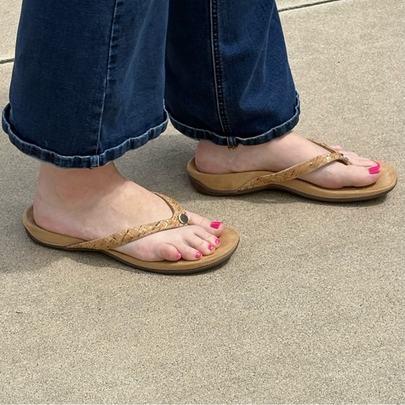 Vionic Mona Cork/Gold Flip Flops sz 9 Versatile
Quality Functional Lightweight - Picture 12 of 13